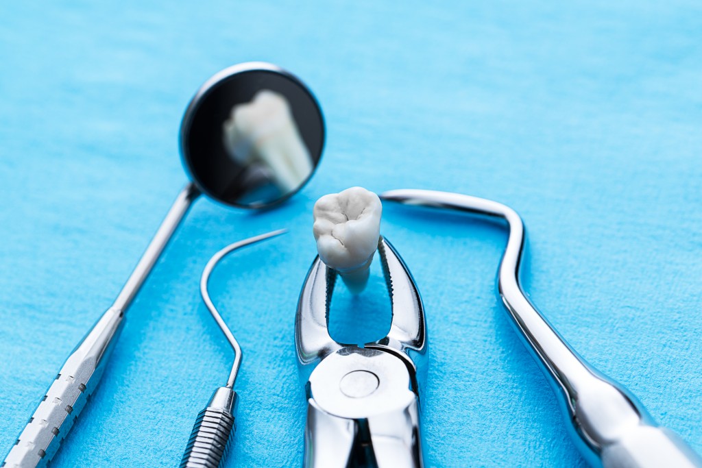 Wisdom tooth and dental tools