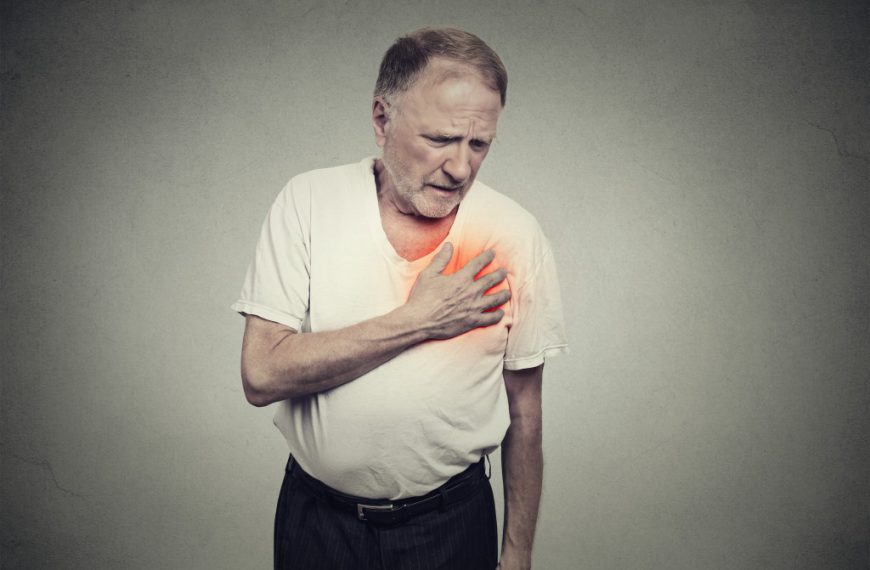 man experiencing heartburn